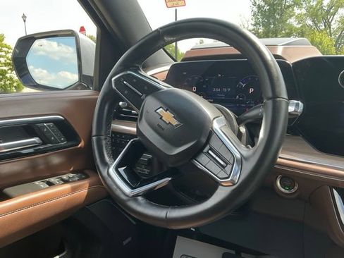 Used 2025 Chevrolet Suburban High Country AWD/4WD image 23