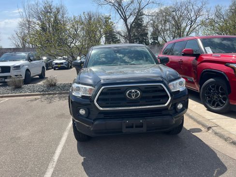 Used 2019 Toyota Tacoma SR5 AWD/4WD image 2