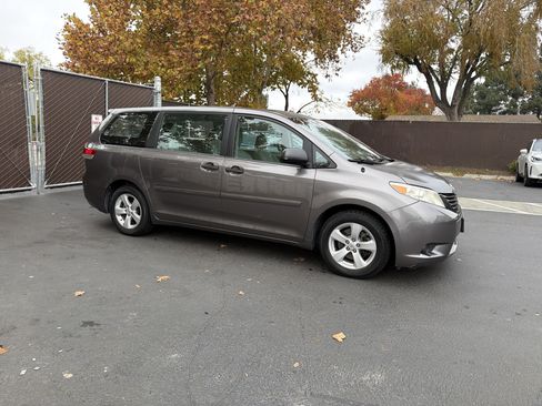 Used 2014 Toyota Sienna L image 49