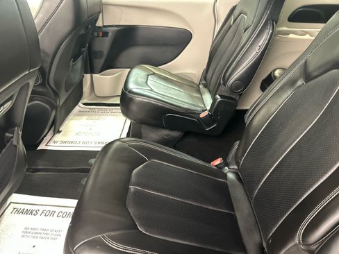 Used 2024 Chrysler Pacifica Touring-L FWD image 5