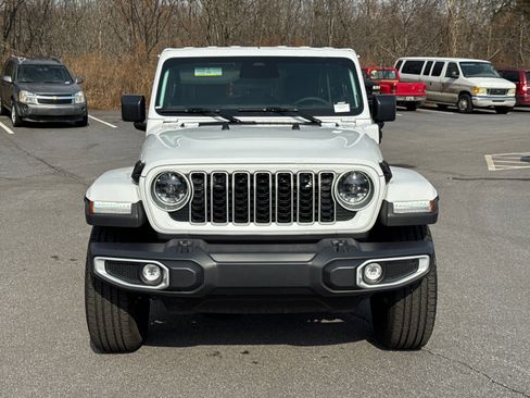 Used 2025 Jeep Wrangler Sahara image 2