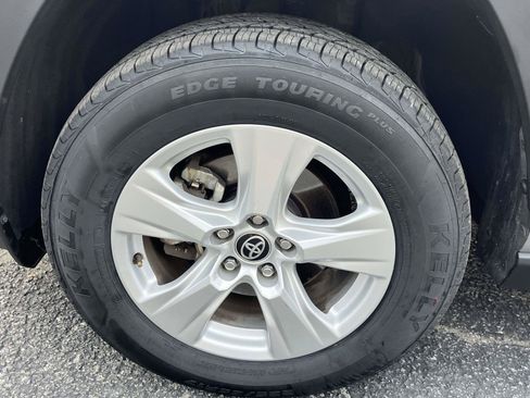 Used 2021 Toyota RAV4 XLE w/ Convenience Package AWD/4WD image 12
