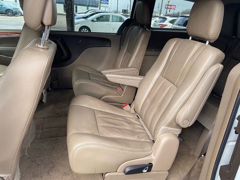Used 2016 Chrysler Town & Country Touring image 18