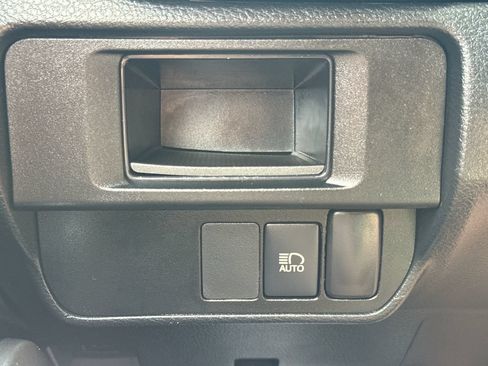 Used 2018 Toyota Tacoma SR5 AWD/4WD image 32