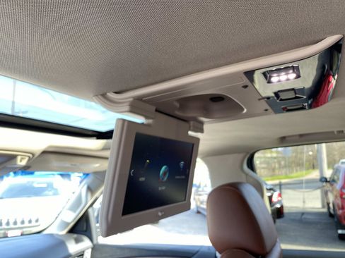 Used 2017 Cadillac Escalade ESV Premium Luxury AWD/4WD image 12