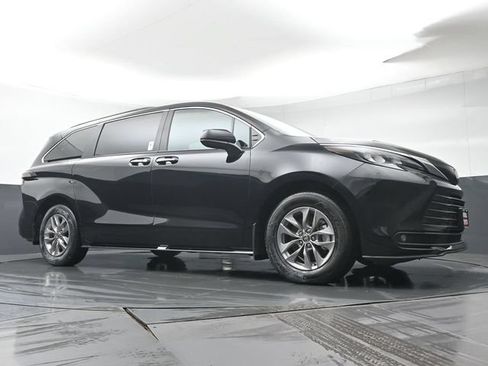Used 2026 Toyota Sienna XLE AWD/4WD image 38