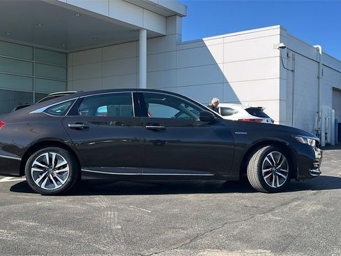 Used 2018 Honda Accord Touring image 2