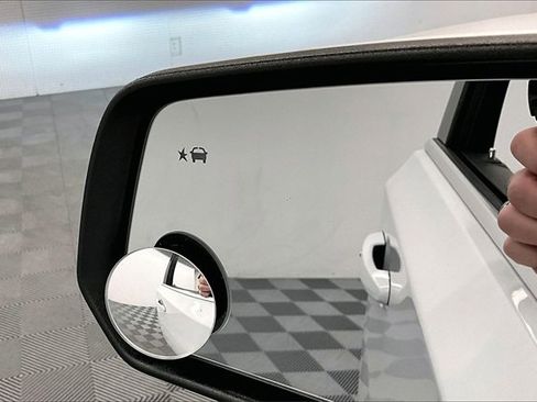 Used 2023 Chevrolet Traverse LT image 35