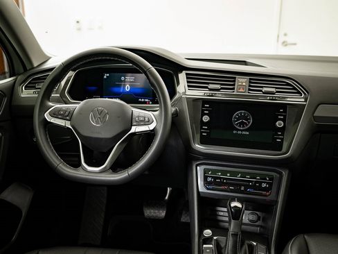 Used 2023 Volkswagen Tiguan SE w/ Panoramic Sunroof Package image 31