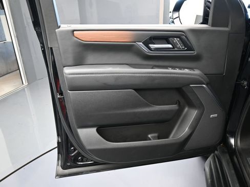 Used 2025 GMC Yukon Denali AWD/4WD image 12