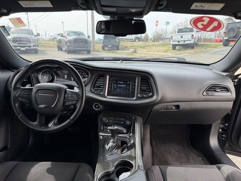 Used 2015 Dodge Challenger SXT image 35