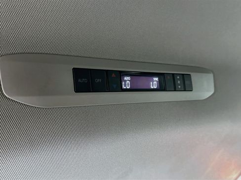 Used 2024 Toyota Sienna XLE FWD image 27