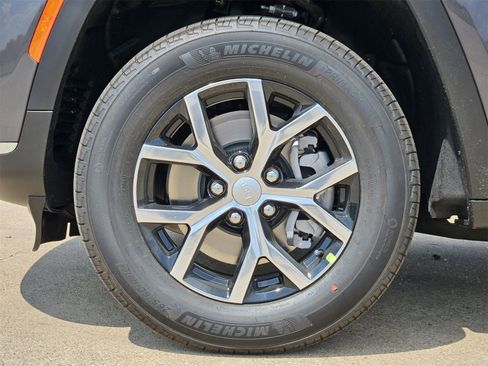 New 2025 Jeep Grand Cherokee L Limited image 10