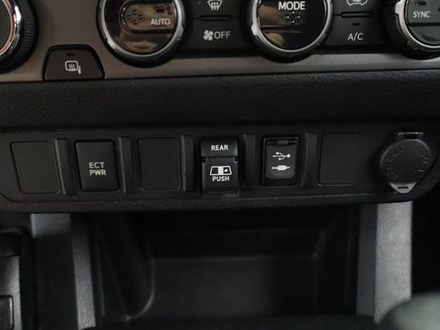 Used 2018 Toyota Tacoma TRD Off-Road AWD/4WD image 34