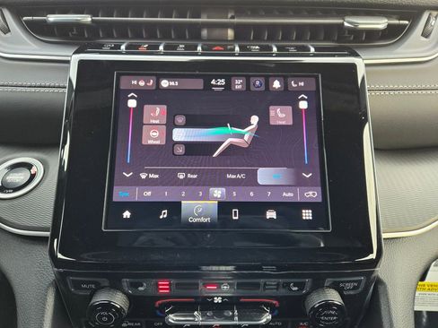 New 2025 Jeep Grand Cherokee Altitude image 21