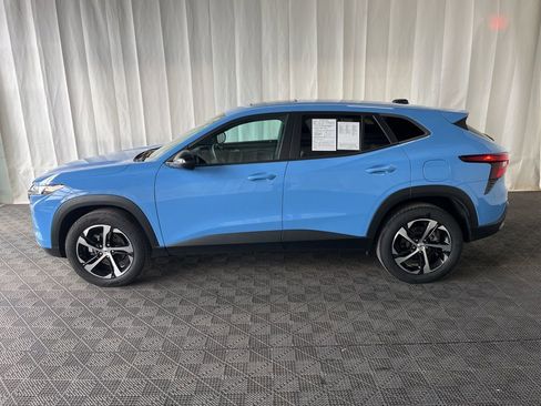 Used 2024 Chevrolet Trax RS w/ Sunroof Package FWD image 26