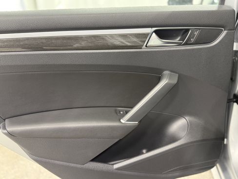 Used 2017 Volkswagen Passat 3.6 SEL Premium image 23