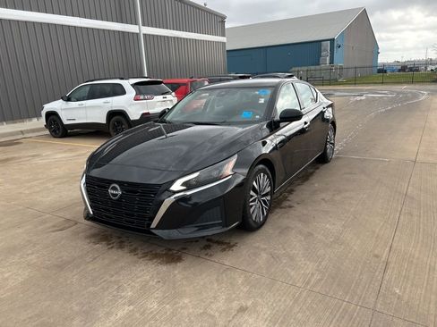 Used 2024 Nissan Altima 2.5 SV image 1