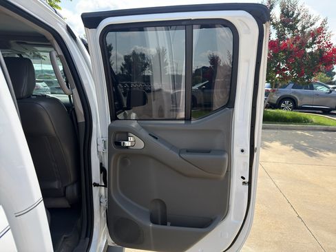 Used 2011 Nissan Frontier SL w/ Moonroof Pkg RWD image 14