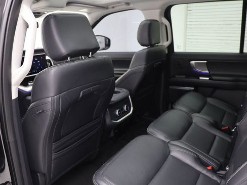 Used 2025 Ford Expedition Max Platinum w/ Driver's Package image 10