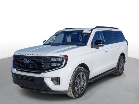 Certified 2025 Ford Expedition Active image 4