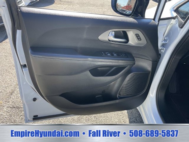 Used 2025 Chrysler Pacifica Select FWD image 16