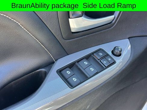 Used 2015 Toyota Sienna SE w/ SE Preferred Package FWD image 26