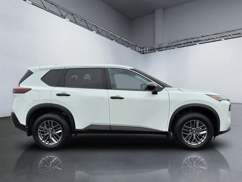 Used 2023 Nissan Rogue S AWD/4WD image 3