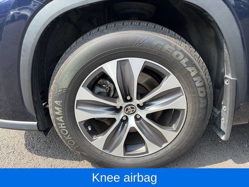 Used 2022 Toyota Highlander XLE AWD/4WD image 29