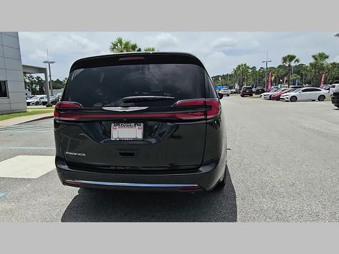 Used 2023 Chrysler Pacifica Touring-L w/ Uconnect Theater Family Group FWD image 30