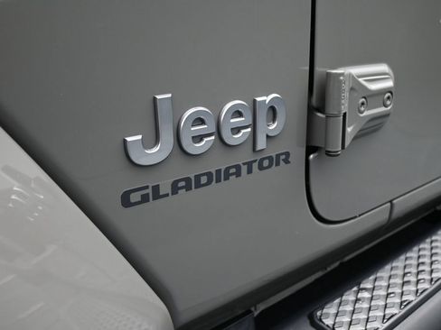 Used 2022 Jeep Gladiator Overland w/ Popular Equipment Package AWD/4WD image 9