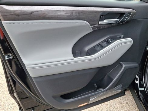 New 2025 Toyota Highlander Platinum image 11