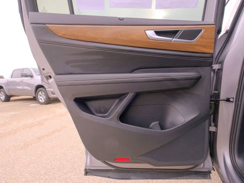 Used 2024 Volkswagen Atlas SE image 29