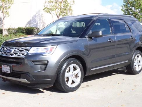 Used 2018 Ford Explorer XLT image 2