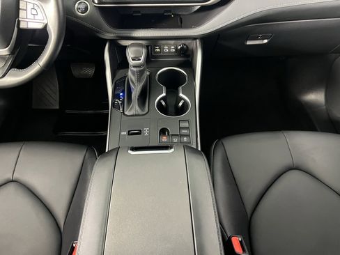 Used 2025 Toyota Highlander XLE image 16