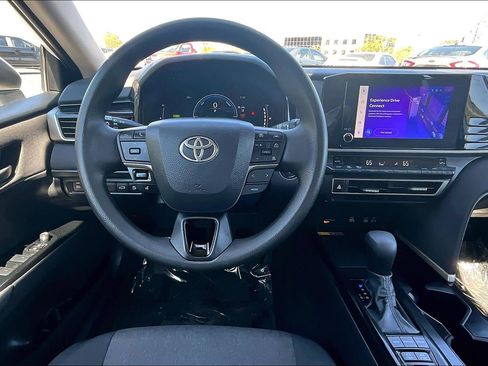 Used 2025 Toyota Camry LE image 5