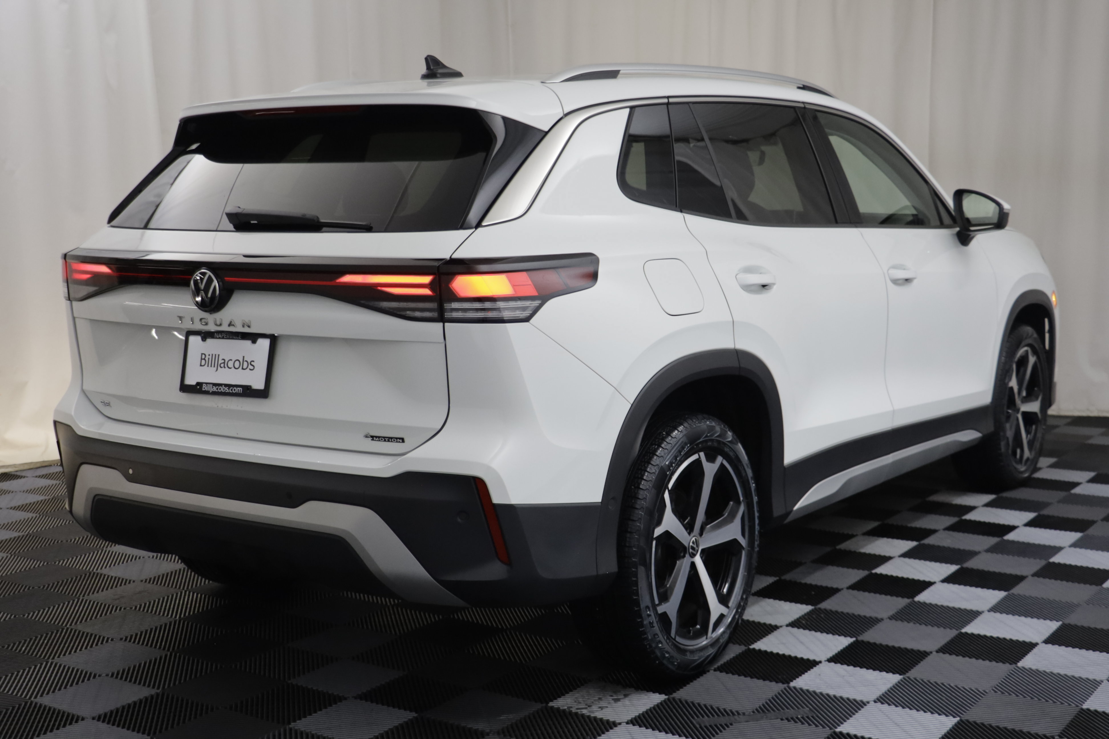 Used 2026 Volkswagen Tiguan SE w/ Panoramic Sunroof Package AWD/4WD image 16