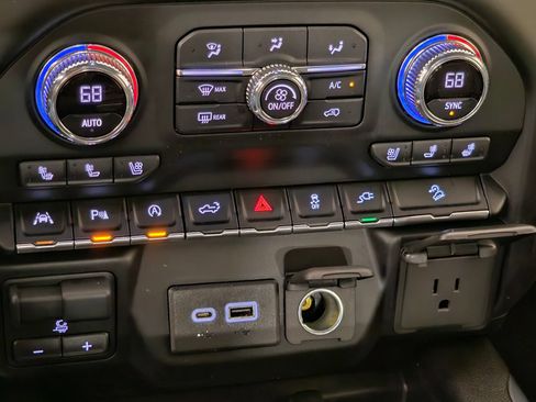 Used 2020 GMC Sierra 1500 AT4 w/ Off-Road Performance Package AWD/4WD image 12