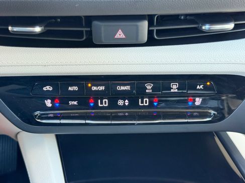 Used 2023 Buick Envision Avenir AWD/4WD image 18