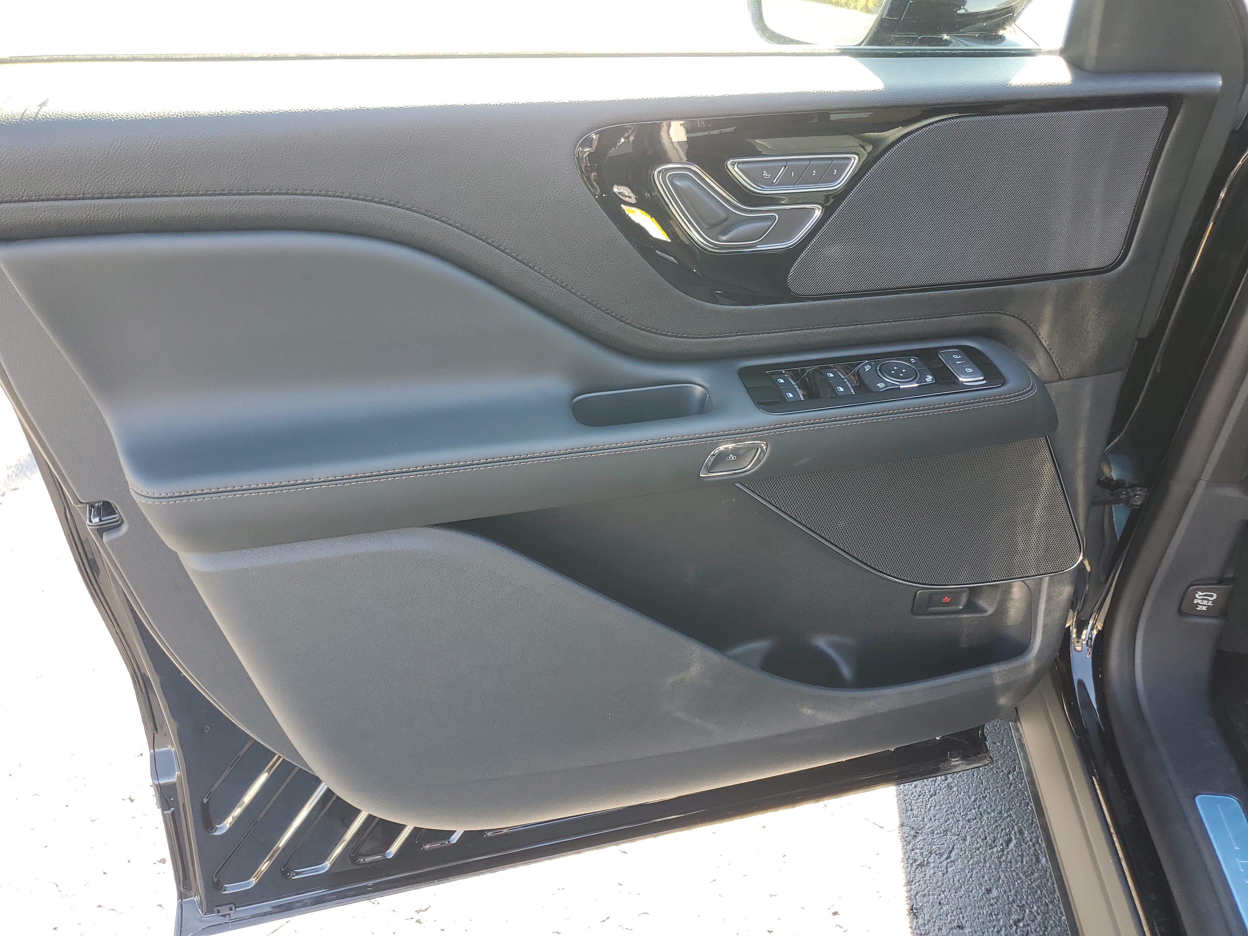 New 2027 Lincoln Aviator AWD image 8