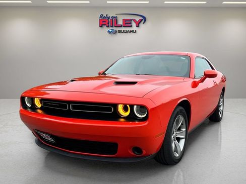 Used 2018 Dodge Challenger SXT RWD image 1