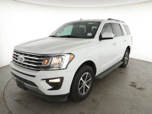 Used 2020 Ford Expedition XLT image 2