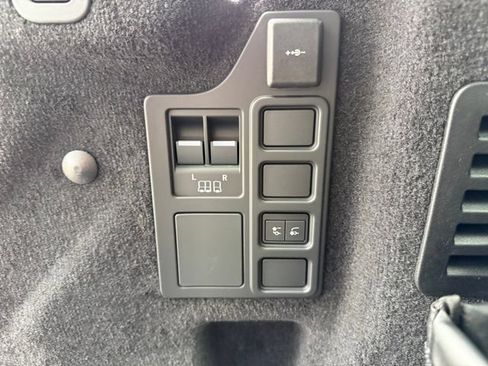 Certified 2026 Land Rover Discovery Limited Edition AWD/4WD image 33