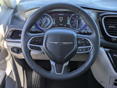 Used 2023 Chrysler Pacifica Touring-L image 22