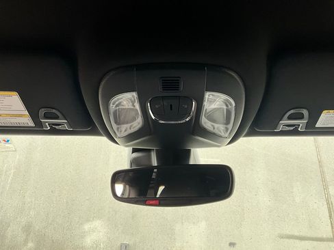 Used 2025 Jeep Compass Latitude image 15