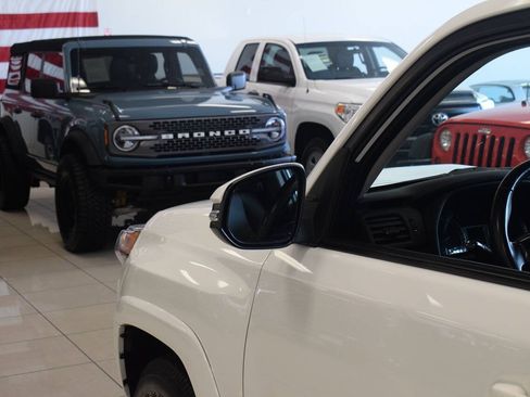 Used 2018 Toyota 4Runner TRD Off-Road Premium AWD/4WD image 17