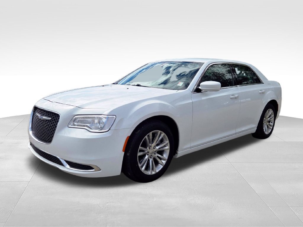 Used 2017 Chrysler 300 Limited RWD image 3