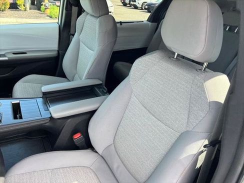 Certified 2025 Toyota Sienna LE FWD image 14
