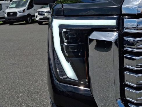 Used 2024 GMC Sierra 2500 Denali w/ Technology Package AWD/4WD image 9