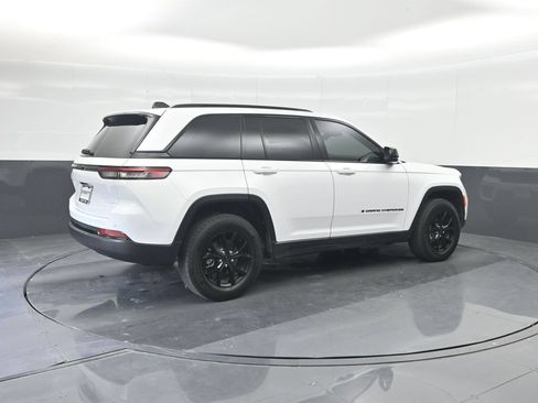 Used 2025 Jeep Grand Cherokee Altitude RWD image 15